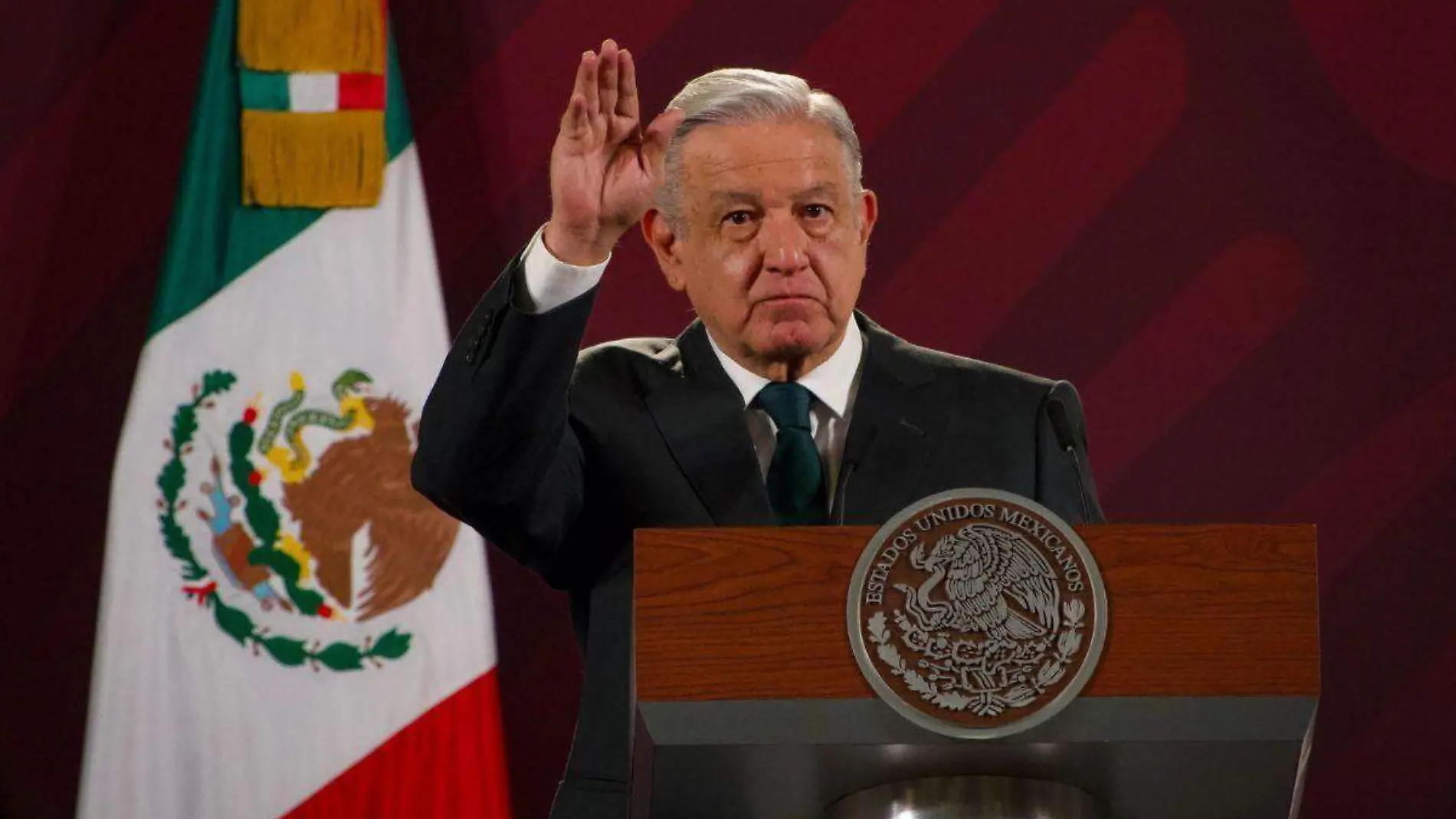 Llama AMLO a no votar por candidato republicano John Kennedy tras insultos a México